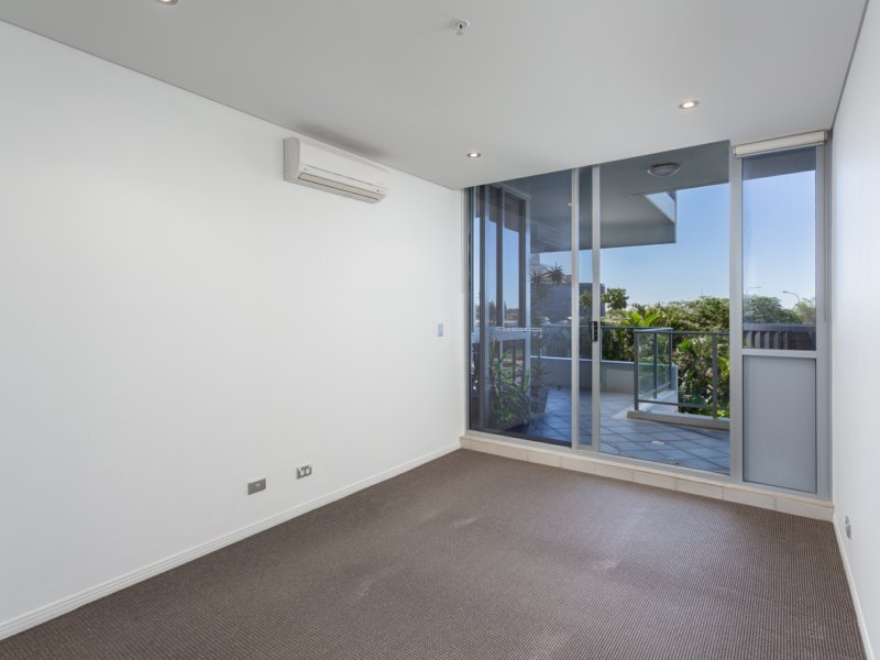 Photo - 502/4 Como Street, Southport QLD 4215 - Image 9