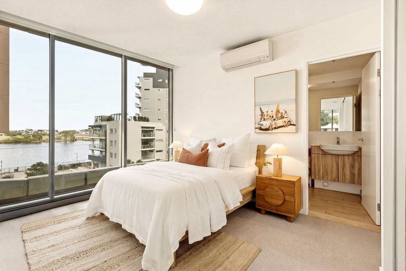 Photo - 50403/37B Harbour Road, Hamilton QLD 4007 - Image 2