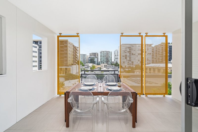 Photo - 504/19 Masters Street, Newstead QLD 4006 - Image 4