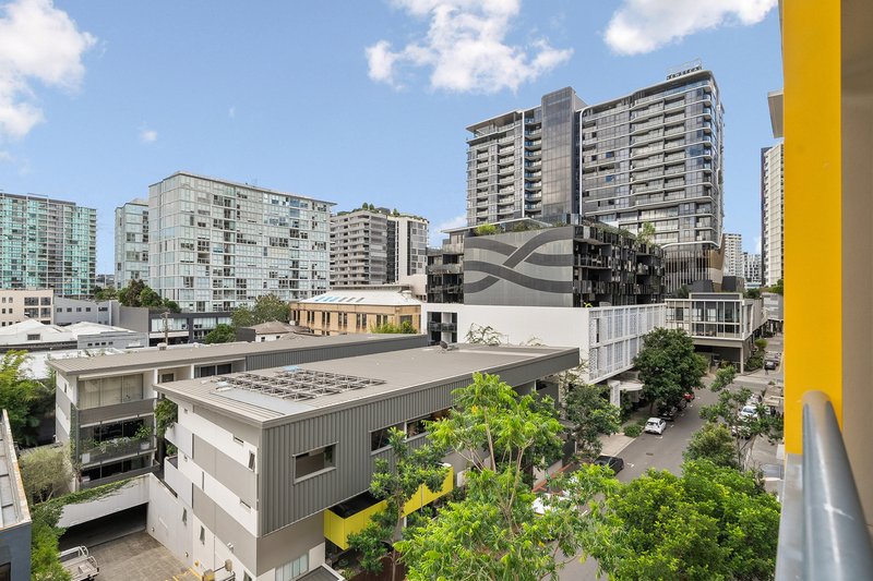 Photo - 504/19 Masters Street, Newstead QLD 4006 - Image 13