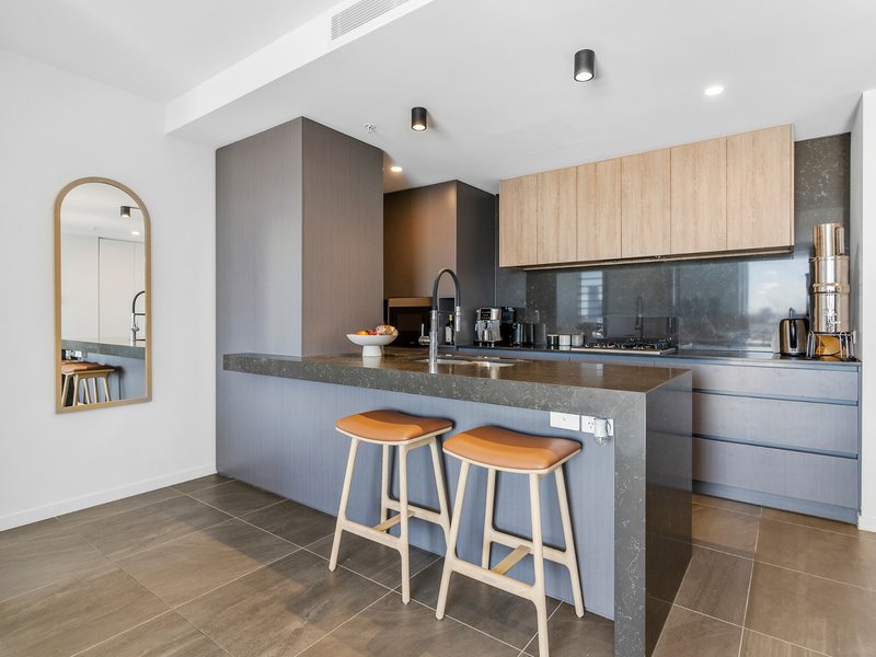 Photo - 504/28 Dalpura Street, Surfers Paradise QLD 4217 - Image 4