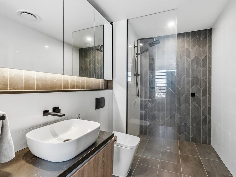 Photo - 504/28 Dalpura Street, Surfers Paradise QLD 4217 - Image 9