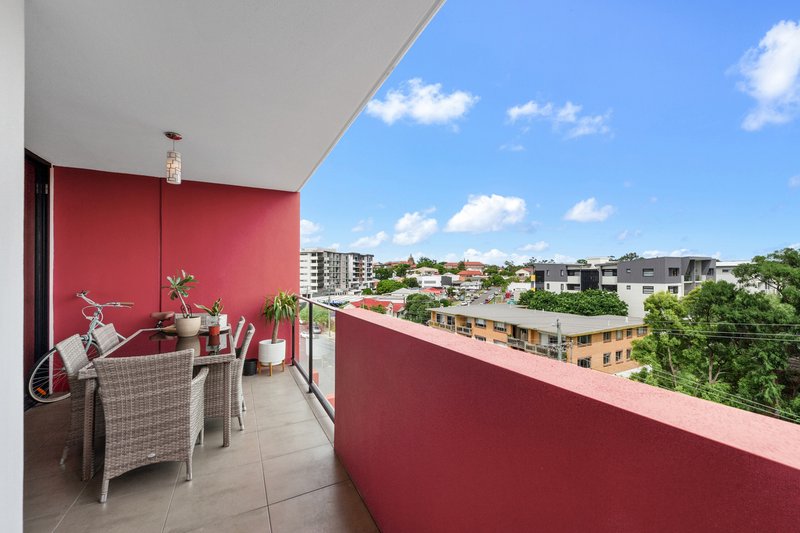 Photo - 505/27-33 Nundah Street, Nundah QLD 4012 - Image 4