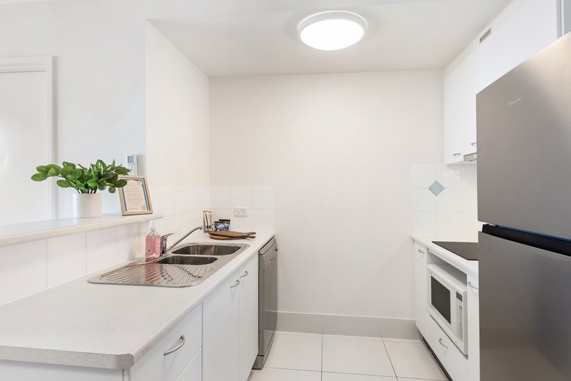 Photo - 506/32 Surf Parade , Broadbeach Waters QLD 4218 - Image 5
