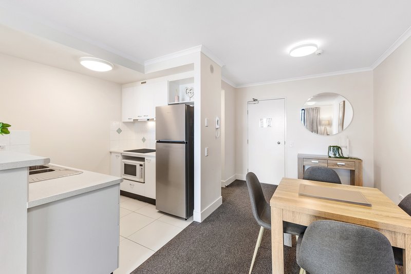 Photo - 506/32 Surf Parade , Broadbeach Waters QLD 4218 - Image 6
