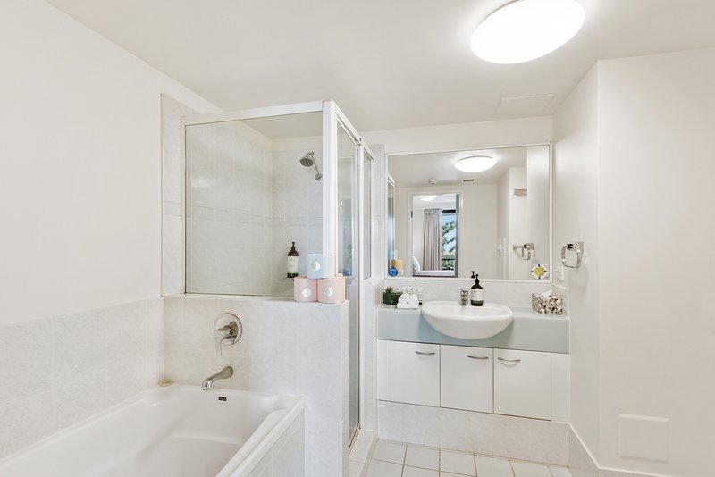 Photo - 506/32 Surf Parade , Broadbeach Waters QLD 4218 - Image 11