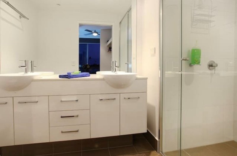 Photo - 506/41 Harbour Town Drive, Biggera Waters QLD 4216 - Image 8