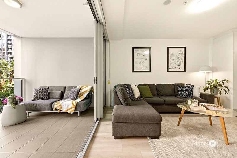 Photo - 507/30 Festival Place, Newstead QLD 4006 - Image 2