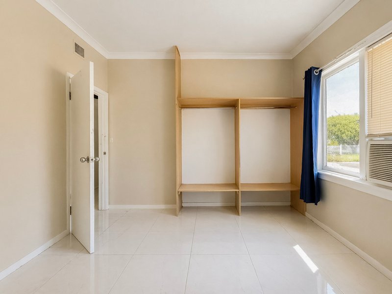 Photo - 51 & 51A Bougainville Road, Lethbridge Park NSW 2770 - Image 5