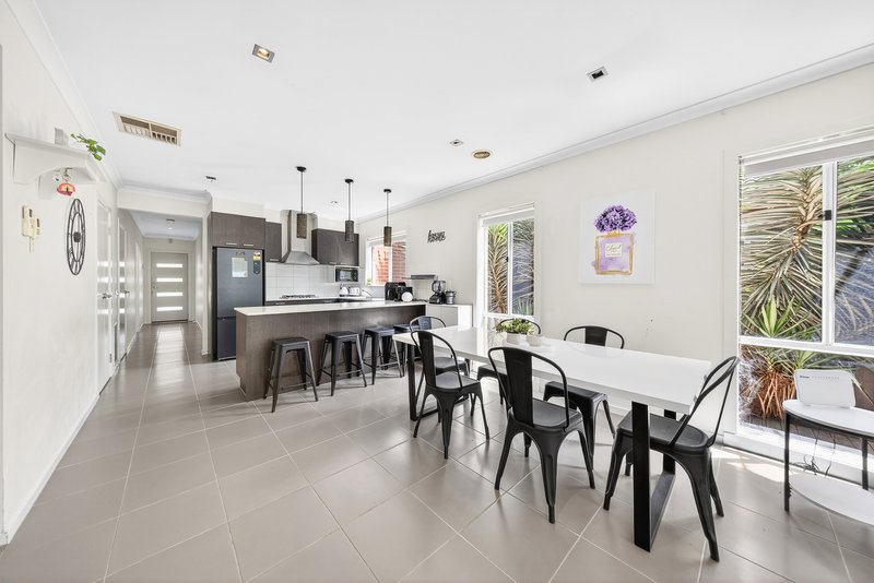 Photo - 51 Abrus Circuit, Cranbourne North VIC 3977 - Image 9