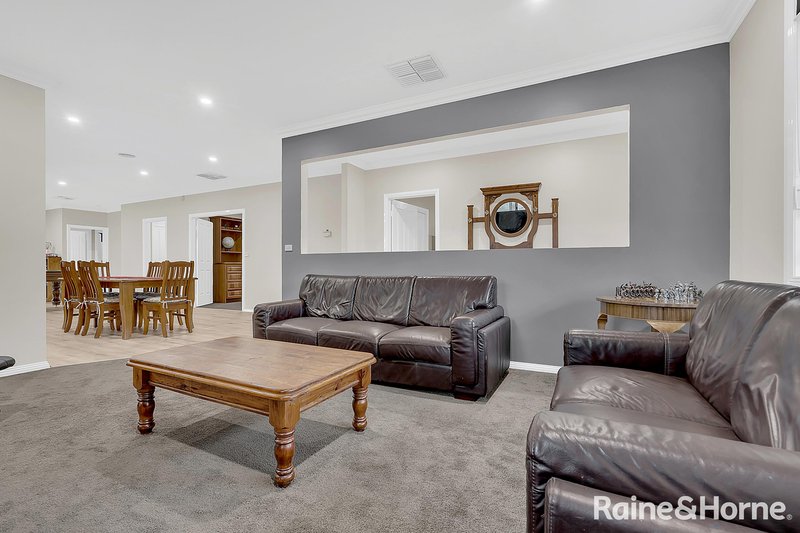 Photo - 51 Bradman Drive, Sunbury VIC 3429 - Image 5