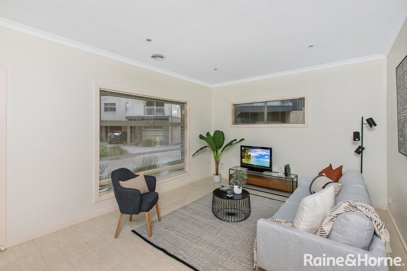 Photo - 5/1 Dargi Green, Caroline Springs VIC 3023 - Image 4