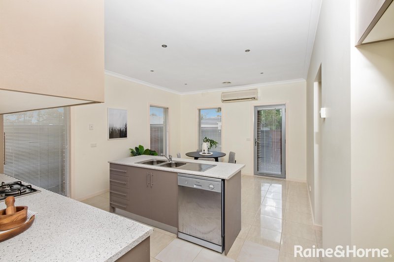 Photo - 5/1 Dargi Green, Caroline Springs VIC 3023 - Image 6