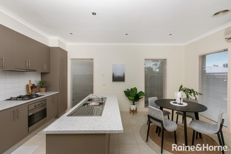 Photo - 5/1 Dargi Green, Caroline Springs VIC 3023 - Image 7