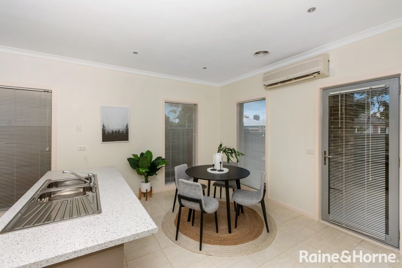 Photo - 5/1 Dargi Green, Caroline Springs VIC 3023 - Image 8