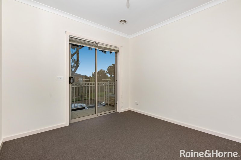 Photo - 5/1 Dargi Green, Caroline Springs VIC 3023 - Image 11