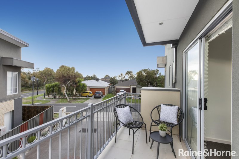 Photo - 5/1 Dargi Green, Caroline Springs VIC 3023 - Image 12