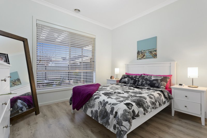 Photo - 51 Donnelly Circuit, South Morang VIC 3752 - Image 5