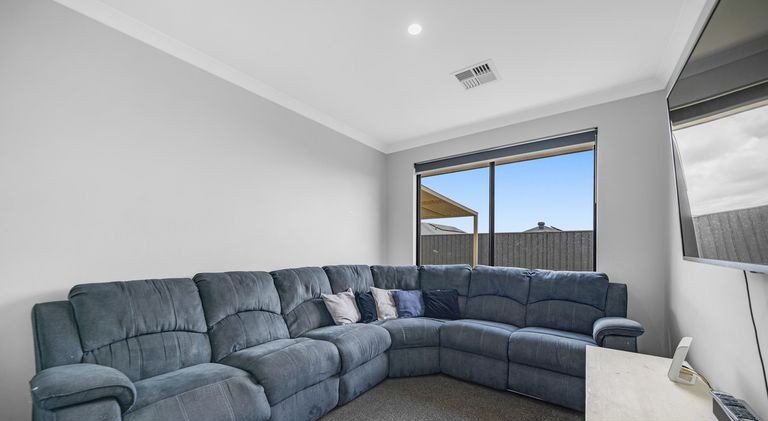 Photo - 51 Dragonfly Road, Banksia Grove WA 6031 - Image 11