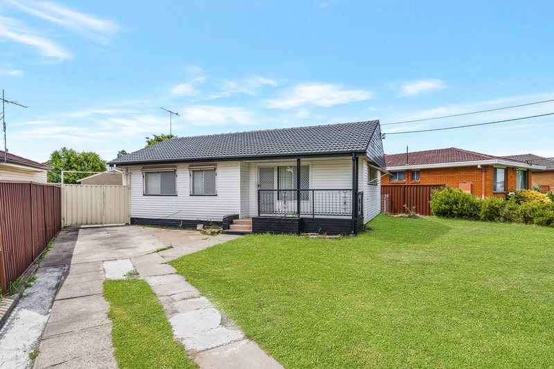 Photo - 51 Hillview Parade, Lurnea NSW 2170 - Image 2