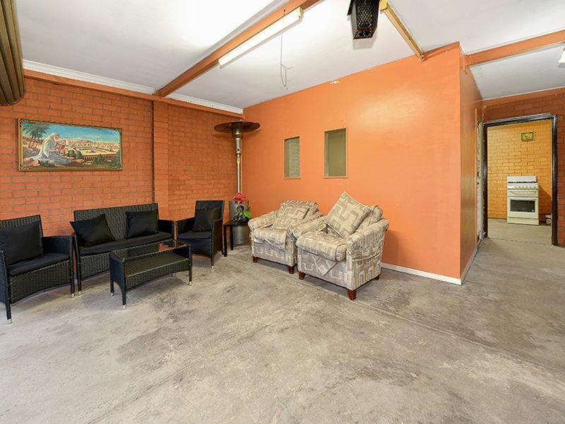 Photo - 51 Lincoln Drive, Thomastown VIC 3074 - Image 6