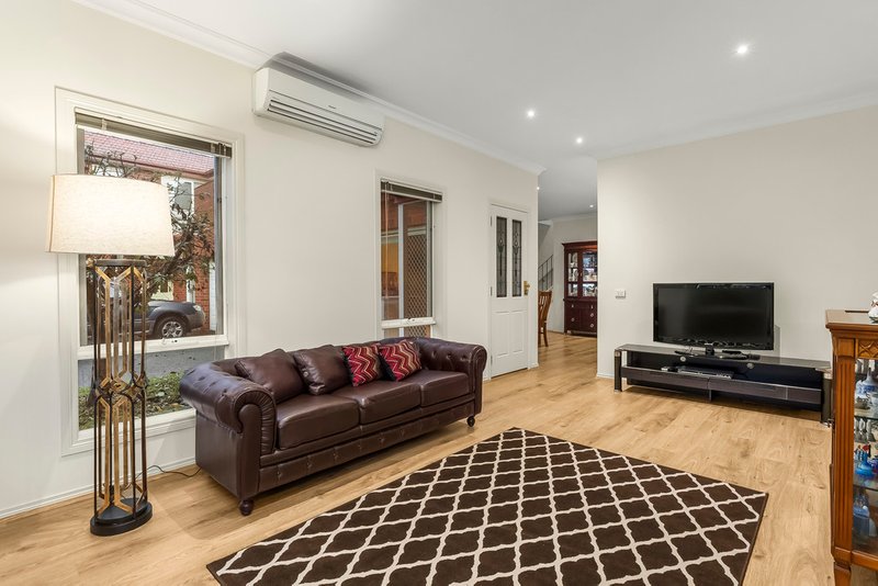 Photo - 5/1 Mckelvie Court, Glen Waverley VIC 3150 - Image 2