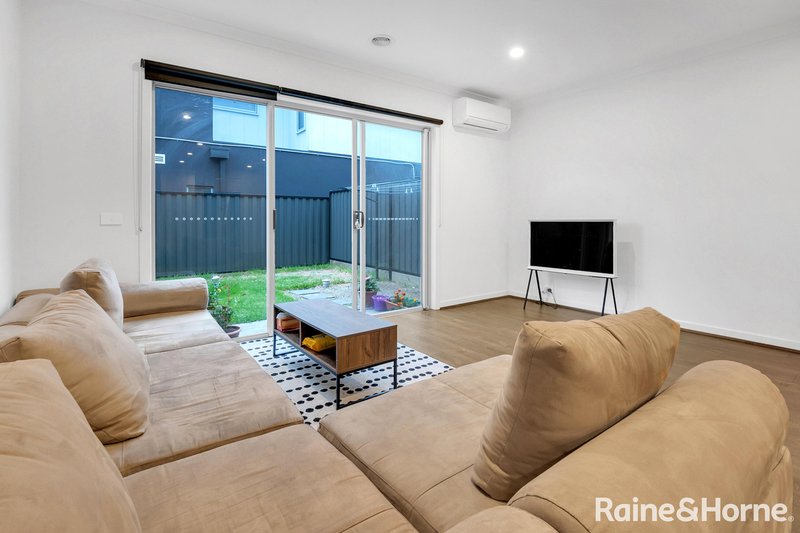 Photo - 51 Regatta Drive, Craigieburn VIC 3064 - Image 4