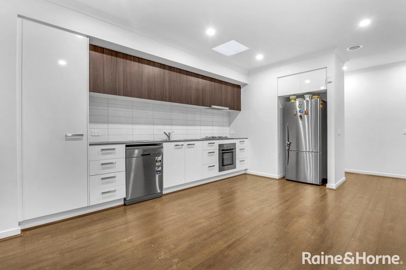 Photo - 51 Regatta Drive, Craigieburn VIC 3064 - Image 6