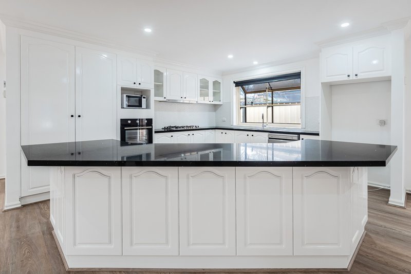 Photo - 51 Shortridge Circuit, Roxburgh Park VIC 3064 - Image 9