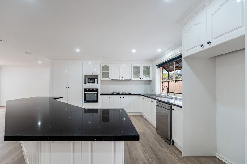 Photo - 51 Shortridge Circuit, Roxburgh Park VIC 3064 - Image 10