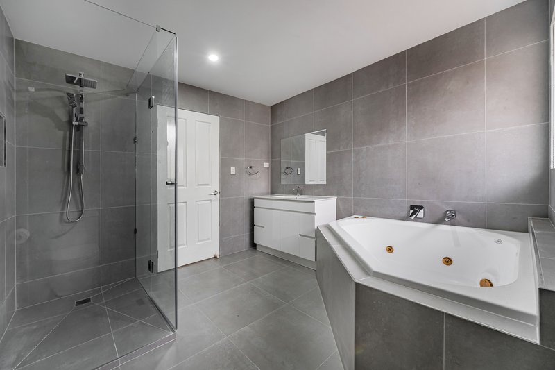 Photo - 51 Shortridge Circuit, Roxburgh Park VIC 3064 - Image 18