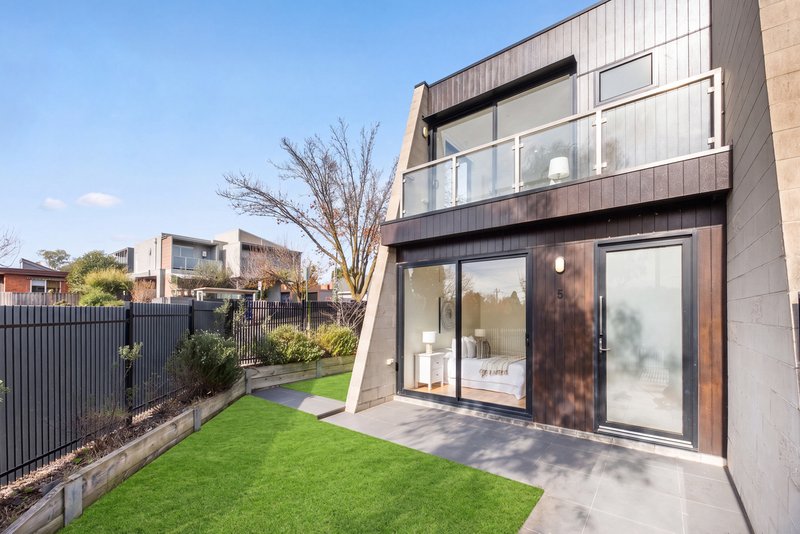 Photo - 5/1 Winton Street, Burwood VIC 3125 - Image 2
