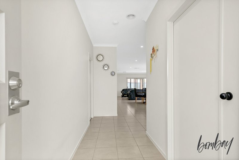 Photo - 510 Grand Boulevard, Craigieburn VIC 3064 - Image 2