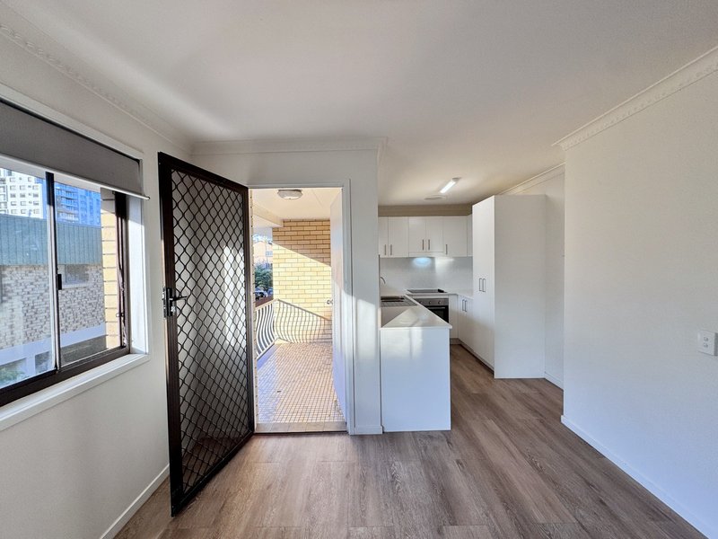 Photo - 5/10 Lather Street, Southport QLD 4215 - Image 8