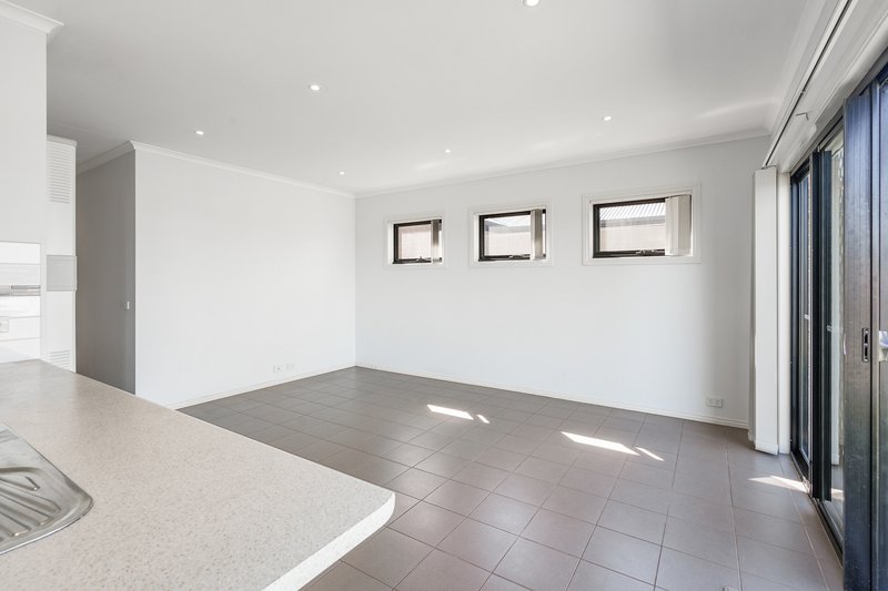 Photo - 5/103 Army Road, Pakenham VIC 3810 - Image 11