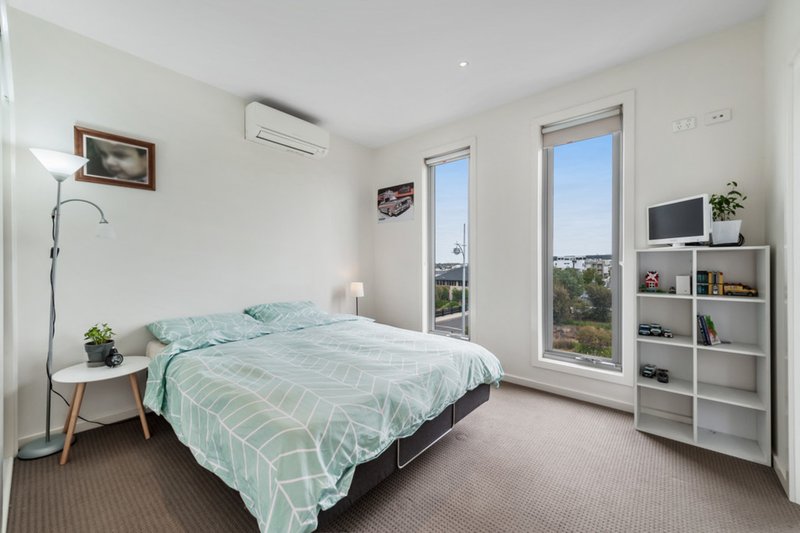 Photo - 5/106 The Esplanade, Caroline Springs VIC 3023 - Image 9