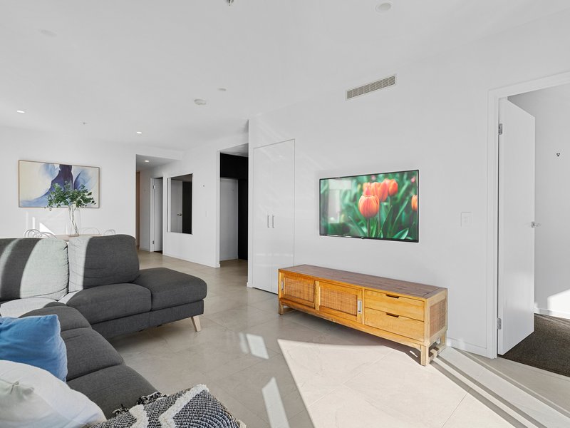 Photo - 5106/5 Harbour Side Court, Biggera Waters QLD 4216 - Image 9