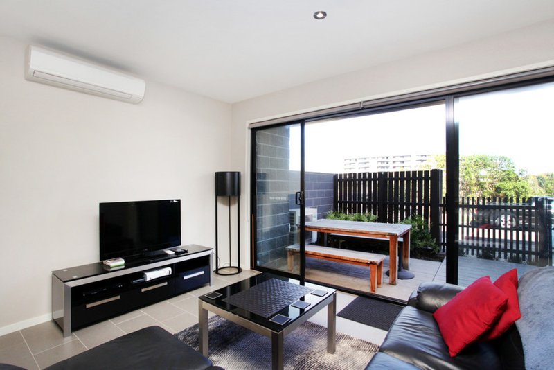 Photo - 5/11 Monckton Place, Caroline Springs VIC 3023 - Image 3