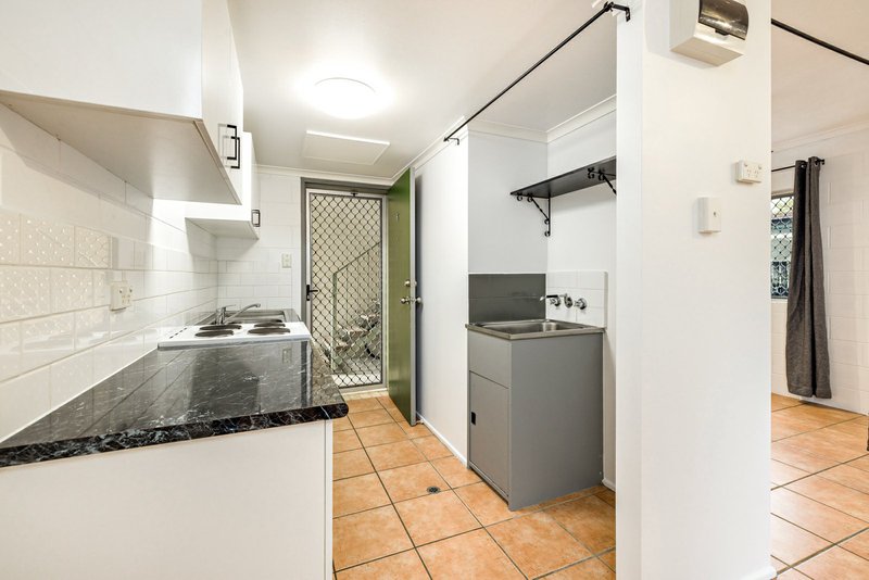 Photo - 5/116 Greenslopes Street, Edge Hill QLD 4870 - Image 2