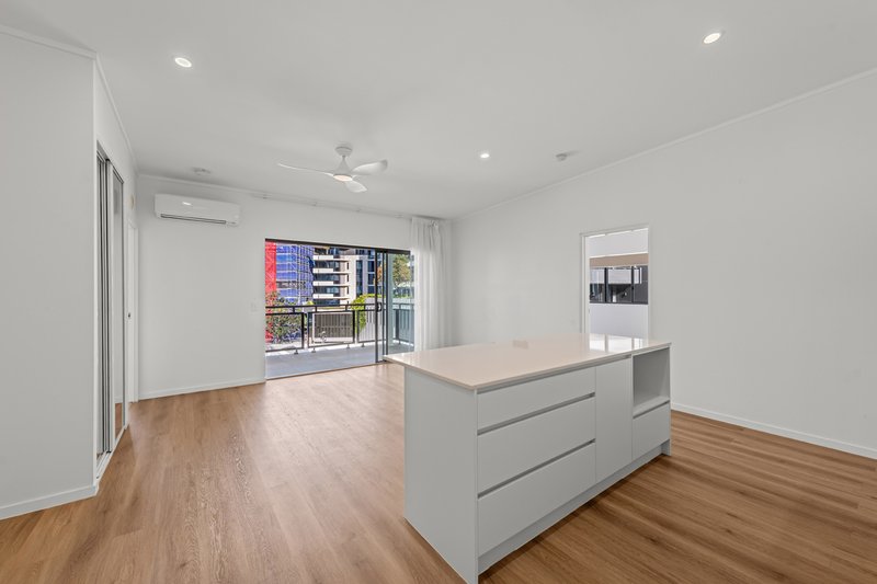 Photo - 514/19 Masters Street, Newstead QLD 4006 - Image 2