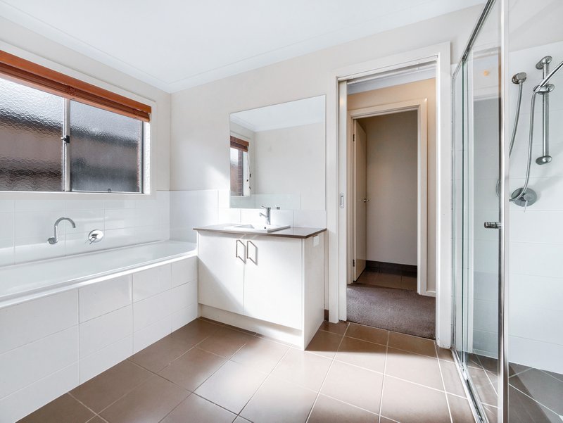 Photo - 5/175 Rosebank Drive, Cranbourne North VIC 3977 - Image 3