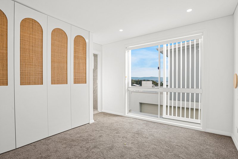 Photo - 5/18A Falcon Street, Shellharbour City Centre NSW 2529 - Image 3