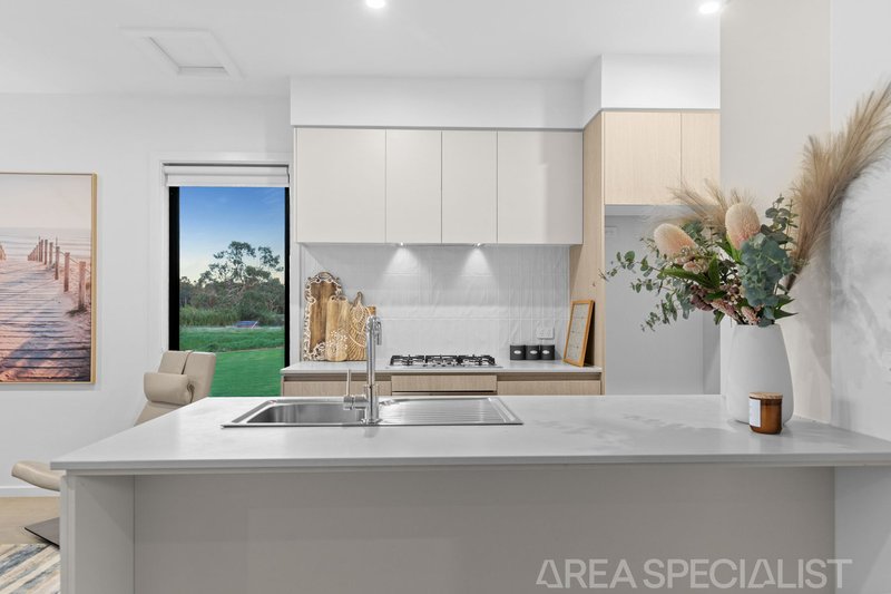 Photo - 52 Aberfeldy Crescent, Cranbourne South VIC 3977 - Image 3