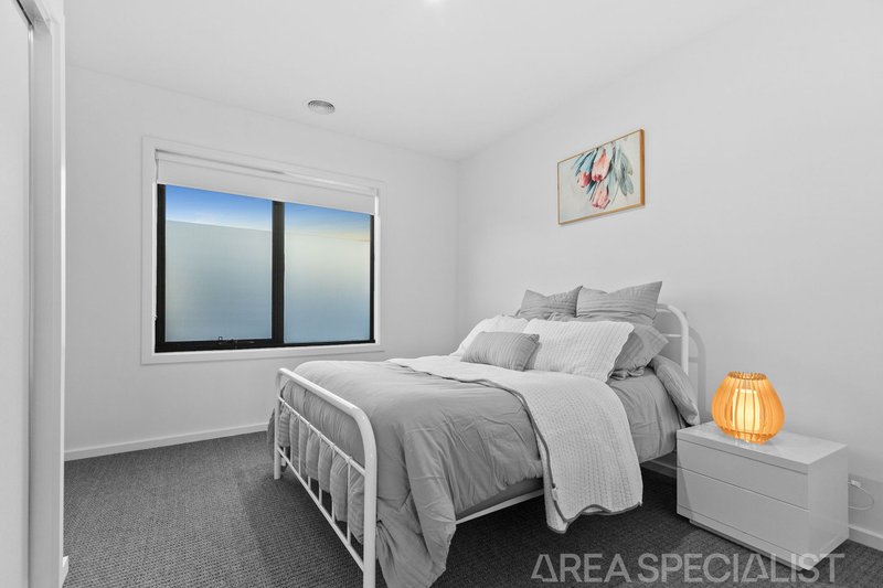 Photo - 52 Aberfeldy Crescent, Cranbourne South VIC 3977 - Image 7