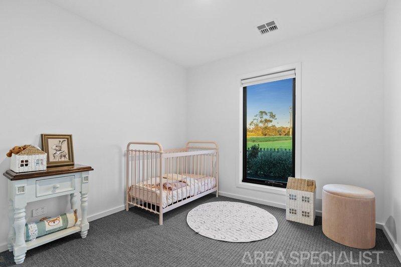 Photo - 52 Aberfeldy Crescent, Cranbourne South VIC 3977 - Image 11