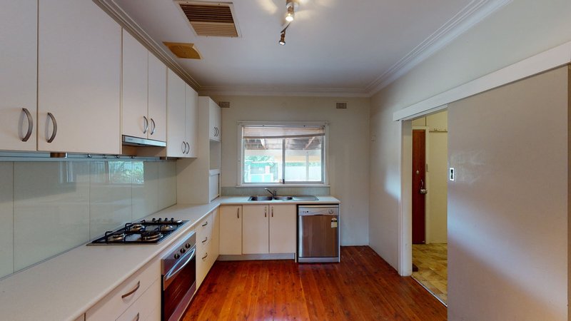 Photo - 52 Banksia Crescent, Dubbo NSW 2830 - Image 4