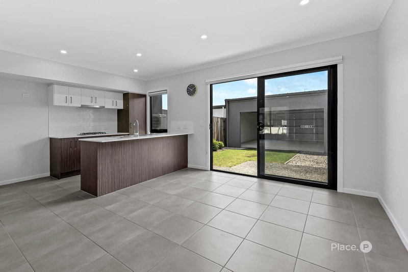 Photo - 52 Blatchford Street, Strathpine QLD 4500 - Image 9