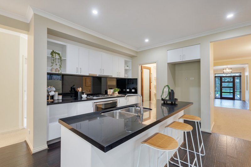 Photo - 52 Bridgehaven Drive, Craigieburn VIC 3064 - Image 7