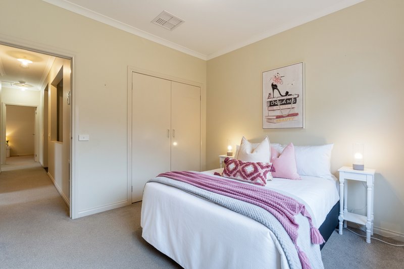 Photo - 52 Bridgehaven Drive, Craigieburn VIC 3064 - Image 11