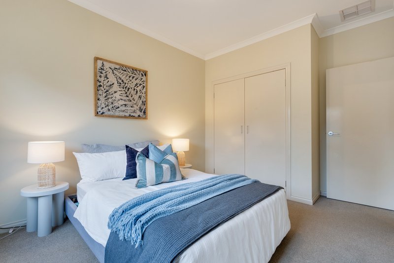 Photo - 52 Bridgehaven Drive, Craigieburn VIC 3064 - Image 12